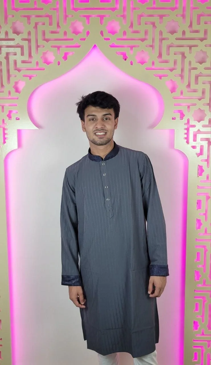 স্ট্রাইপ কনট্রাস্ট ডিজাইনের পাঞ্জাবি।
